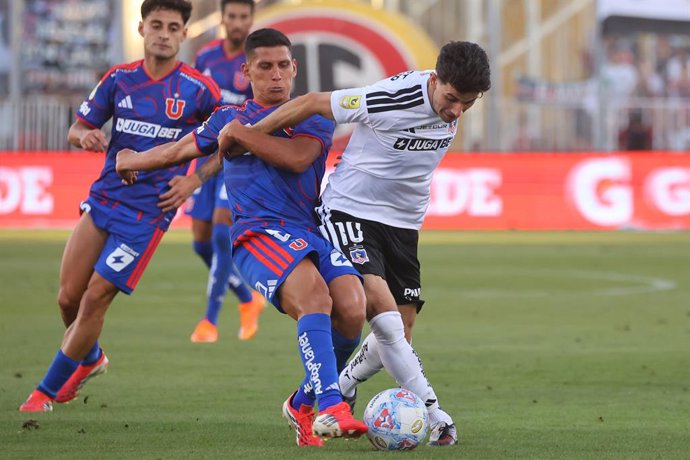 Futbol, Colo Colo vs Universidad de Chile. Fecha 5, Liga de Primera 2026. El jugador de Universidad de Chile Israel Poblete, izquierda, disputa el balon contra Lautaro Pastran de Colo Colo durante el partido de primera division disputado en el estadio
