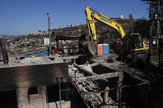 Vina del Mar, 15 de marzo de 2024. Se da inicio a las obras de demolicion de viviendas afectadas por incendios forestales  en la poblacion El Olivar de Vina del Mar. Raul Zamora/Photosport