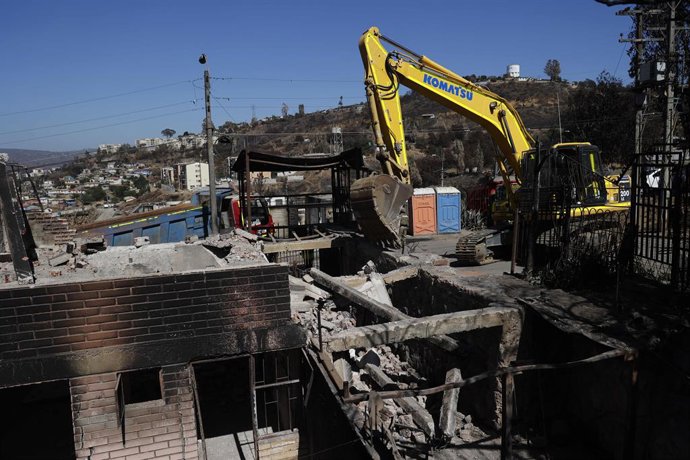 Vina del Mar, 15 de marzo de 2024. Se da inicio a las obras de demolicion de viviendas afectadas por incendios forestales  en la poblacion El Olivar de Vina del Mar. Raul Zamora/Photosport