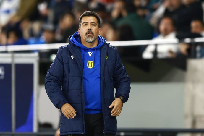 Futbol, Universidad Catolica vs Universidad de Concepcion, campeonato 2026 Fecha 15, Liga de Primera 2026. El entrenador de Universidad de Concepcion Ricardo Viveros, es fotografiado durante un partido de primera contra Universidad Catolica disputado en