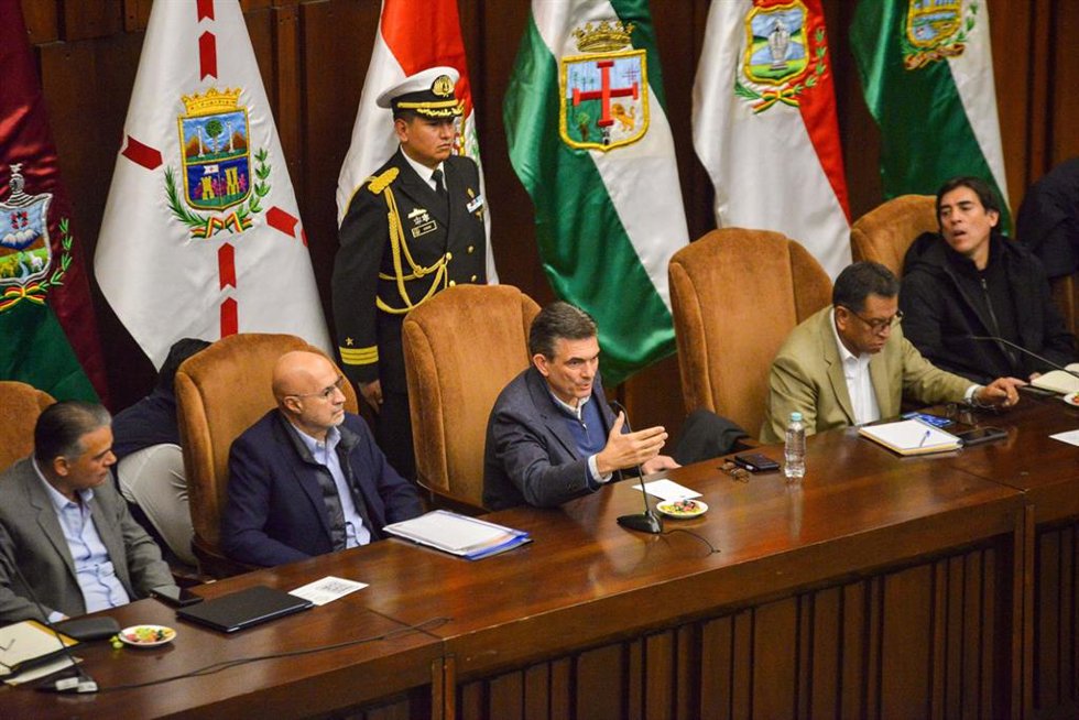 Archivo - Representantes de la Central Obrera Boliviana (COB) y del Gobierno del presidente Rodrigo Paz mantienen conversaciones tras varias semanas de protestas a nivel nacional y bloqueos de carreteras en toda Bolivia