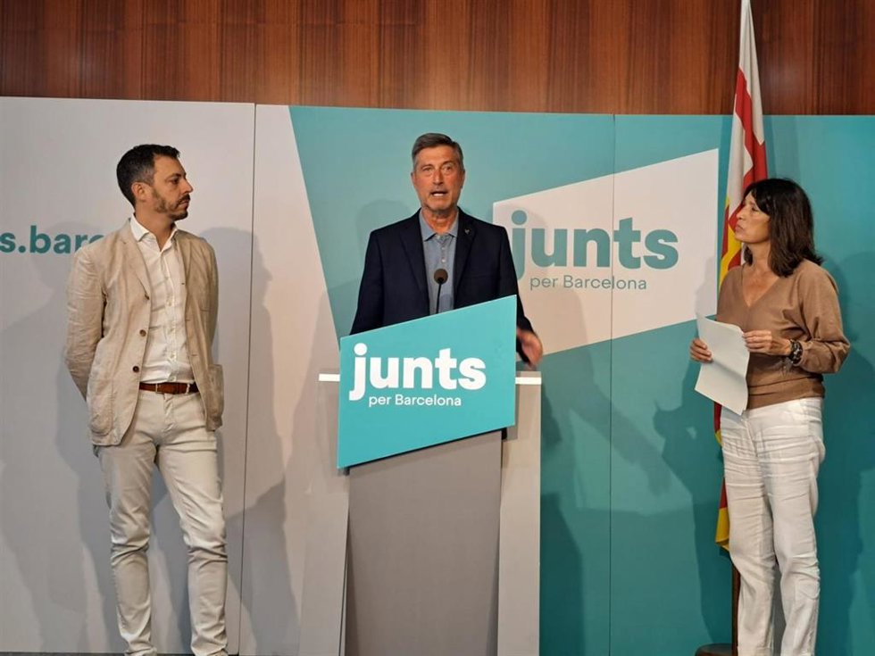 Archivo - (I-D) El concejal del grupo municipal de Junts en el Ayuntamiento de Barcelon, Joan Rodríguez, el portavoz del grupo municipal de Junts, Jordi Martí, y la diputada de Junts en el Congreso, Pilar Calvo
