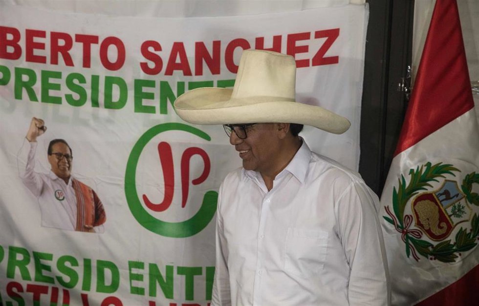 Archivo - El candidato izquierdista peruano, Roberto Sánchez