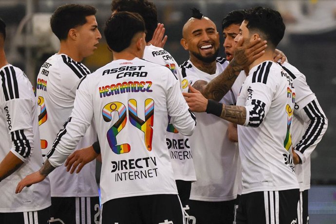 Futbol, Colo Colo vs Cobresal. Fecha 15, Liga de Primera 2026. El jugador de Colo Colo Lautaro Pastran, derecha, celebra con sus companeros tras marcar un gol contra Cobresal  durante el partido de la Liga de primera disputado en el estadio Monumental de