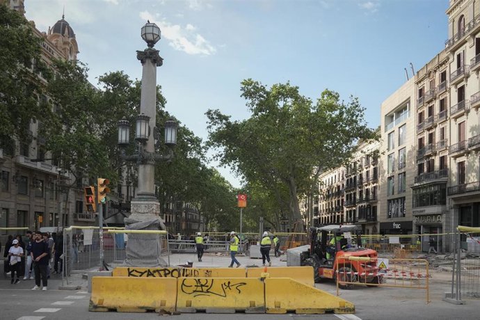 Archivo - Obreros trabajando en una obra en Las Ramblas de Barcelona, a 23 de abril de 2026, en Barcelona, Catalunya (España)