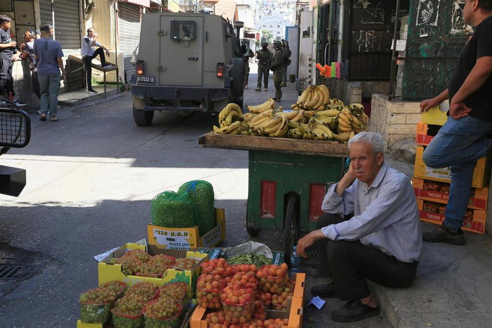 Militares de Israel durante una redada en un mercado de frutas y vegetales en el campamento de refugiados palestinos de Balata, al este de la ciudad de Nablús, en Cisjordania (archivo)