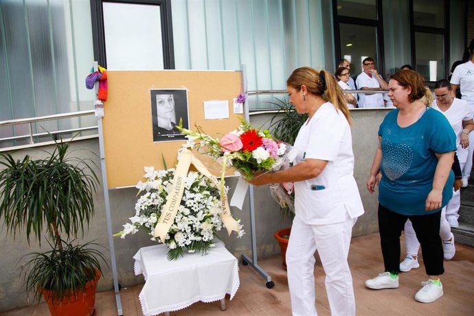 Archivo - Acto de homenaje en el centro residencial El Zapillo, en Almería, a la compañera asesinada en Roquetas de Mar (Almería). 