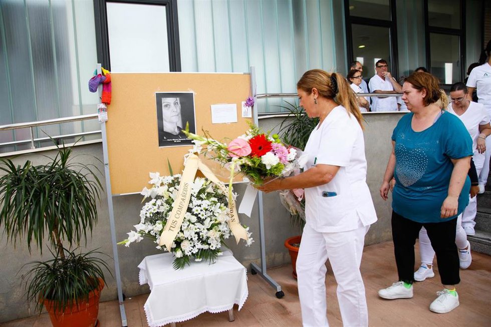 Archivo - Acto de homenaje en el centro residencial El Zapillo, en Almería, a la compañera asesinada en Roquetas de Mar (Almería). 