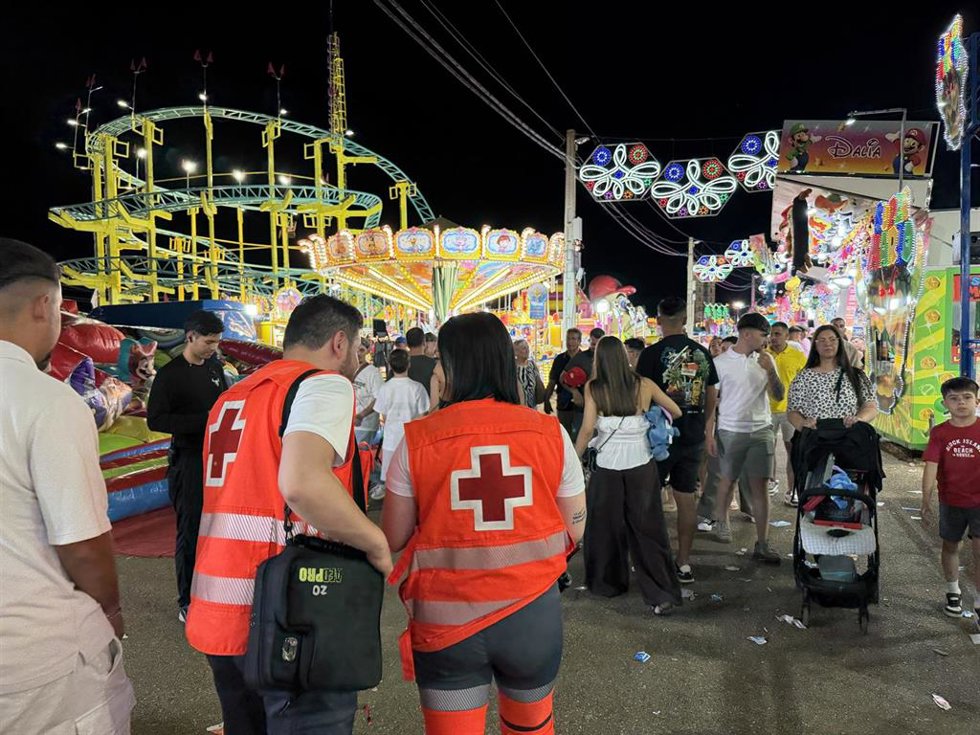 Efectivos de la Cruz Roja en la Feria de San Juan de Badajoz, a 19 de junio de 2026.