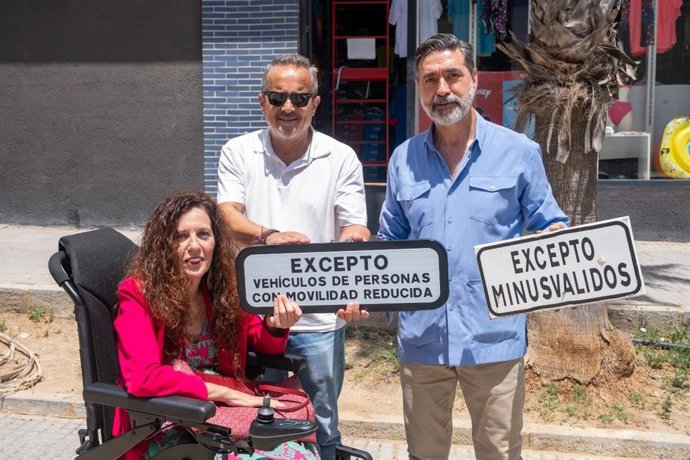 Ayuntamiento de Cádiz cambia la señalización de aparcamientos reservados para personas con movilidad reducida