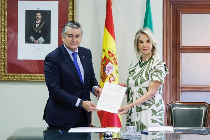 El consejero de Sanidad, Presidencia y Emergencias en funciones, Antonio Sanz, y la Fiscal Superior de la Fiscalía de la Comunidad Autónoma de Andalucía, Ana Tárrago, han firmado en Granada un convenio para reforzar la protección de menores