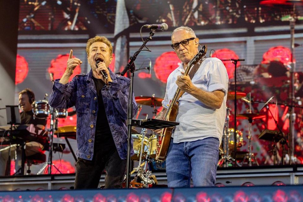 Los músicos Manolo García (i) y Quimi Portet (d), del grupo musical ‘El Último de la Fila’, actúan durante un concierto, en el Riyadh Air Metropolitano, a 23 de mayo de 2026, en Madrid (España). Después de casi tres décadas de separación, Manolo García y 