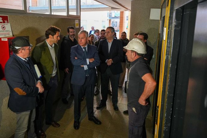 El alcalde de Sevilla, José Luis Sanz, visitando las obras de instalación de ascensores en pisos de Los Pajaritos.