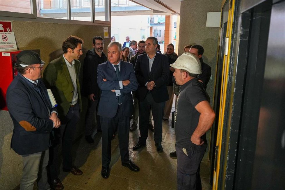 El alcalde de Sevilla, José Luis Sanz, visitando las obras de instalación de ascensores en pisos de Los Pajaritos.