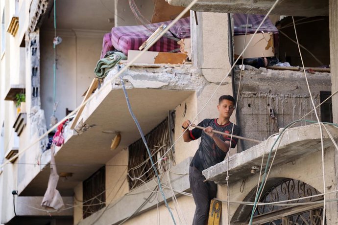 20 de junho de 2026, Gaza, Faixa de Gaza, Território Palestino: Palestinos inspecionam os danos causados a um apartamento residencial após um ataque aéreo israelense na cidade de Gaza, na Faixa de Gaza, em 20 de junho de 2026. O ataque atingiu o apartamen