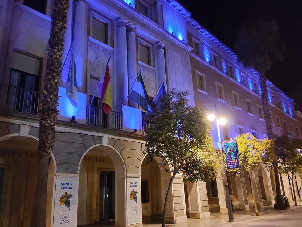 La Diputación de Huelva se suma a la 'Noche Azul' de Acnur con motivo del Día Mundial del Refugiado