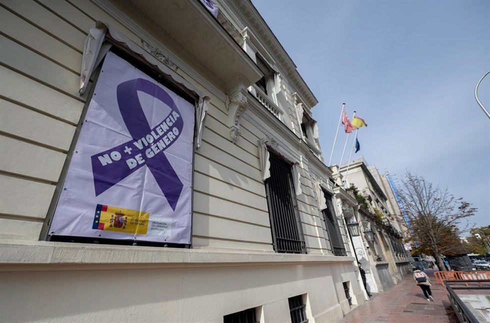 Archivo - Cartel contra la violencia de género en la sede de la Delegación del Gobierno de Madrid, a 26 de noviembre de 2024, en Madrid (España). 