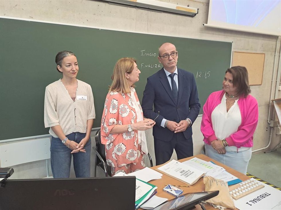 El consejero de Educación y Formación Profesional, Víctor Marín, visita la sede de la Facultad de Economía y Empresa de la Universidad de Murcia, donde se realizan las pruebas de las oposiciones de Educación Infantil.