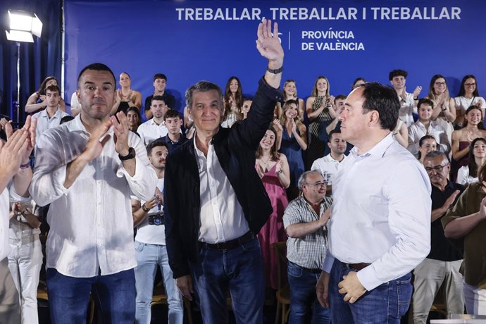 El presidente del Partido Popular, Alberto Núñez Feijóo (c),  el presidente de la Generalitat Valenciana, Juanfran Pérez Llorca (d), y el presidente provincial del PP de Valencia, Vicente Mompó (i), durante la reunión de la Junta Directiva del PP de la pr