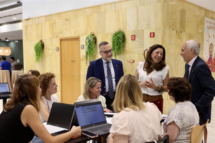 La consejera en funciones de Desarrollo Educativo y Formación Profesional, María del Carmen Castillo, este sábado, durante una visita el Centro de coordinación de las oposiciones docentes, en Sevilla