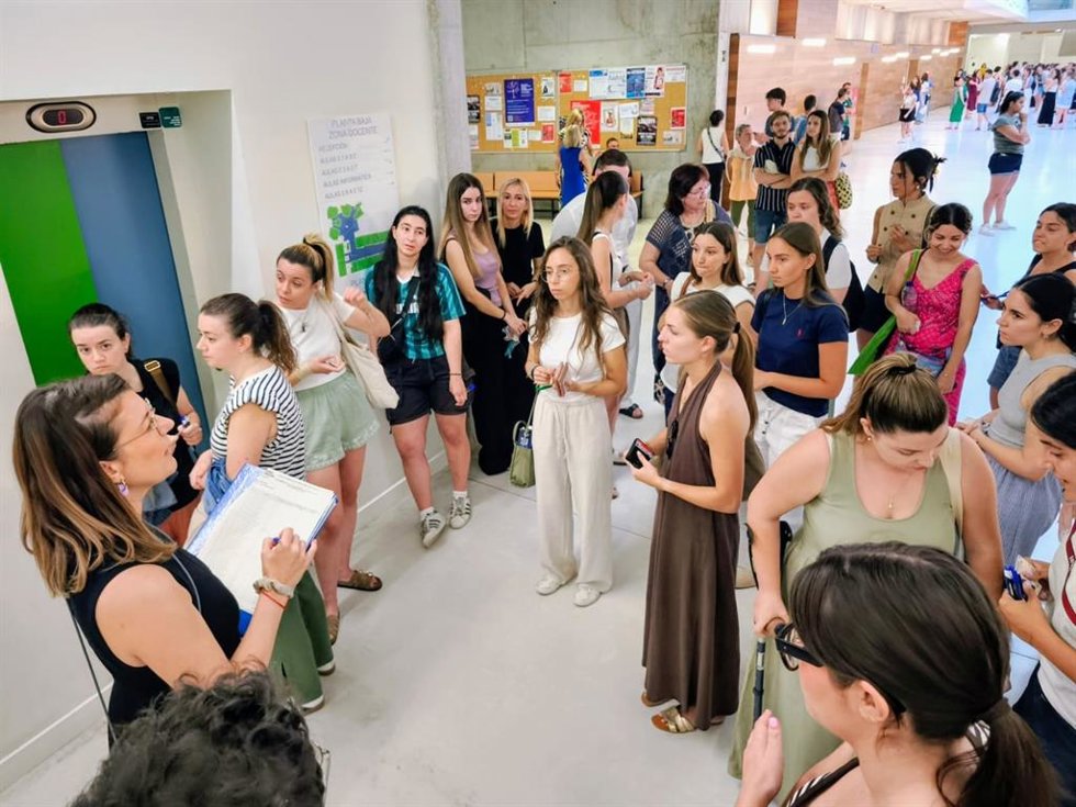Opositoras a la entrada de una de las aulas para lograr una plaza de maestra este sábado en Zaragoza.