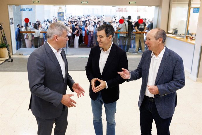 El conselleiro de Educación, Román Rodríguez, comprueba el arranque de las oposiciones, a 20 de junio de 2026.