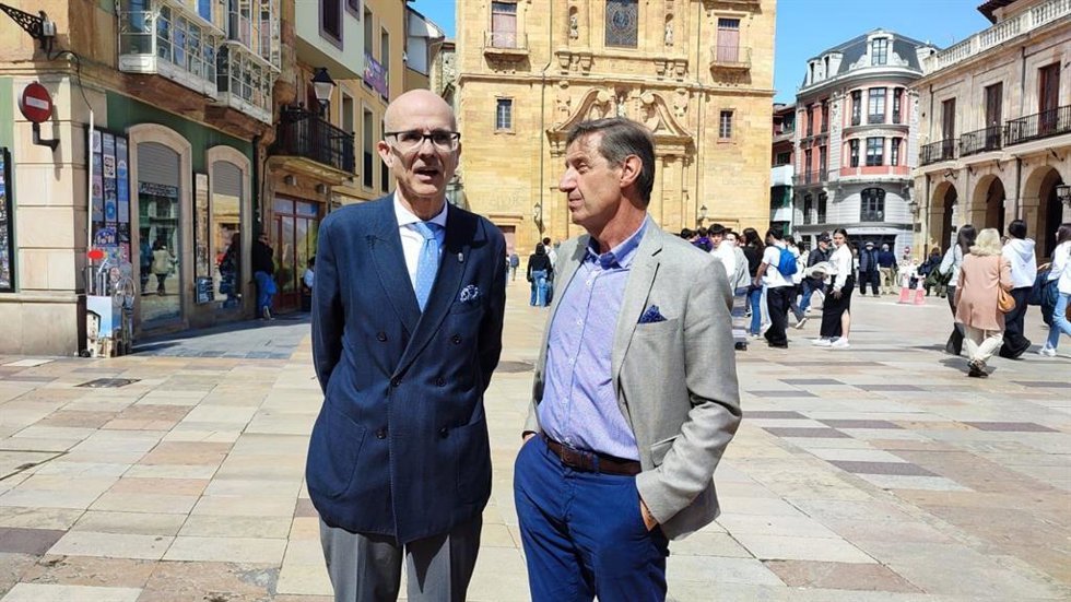 Archivo - El portavoz del Grupo Municipal Socialista en el Ayuntamiento de Oviedo Carlos Fernández Llaneza y el concejal Jorge García Monsalve.