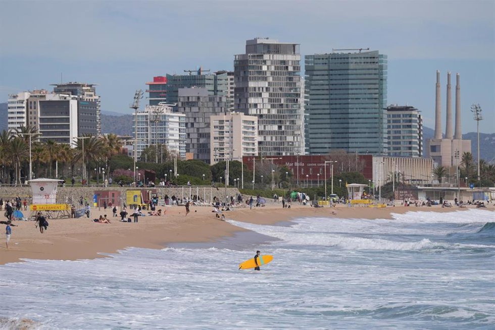 Archivo - Grupos de personas en la Playa Nova Icària, a 30 de marzo de 2026, en Barcelona, Catalunya (España).   