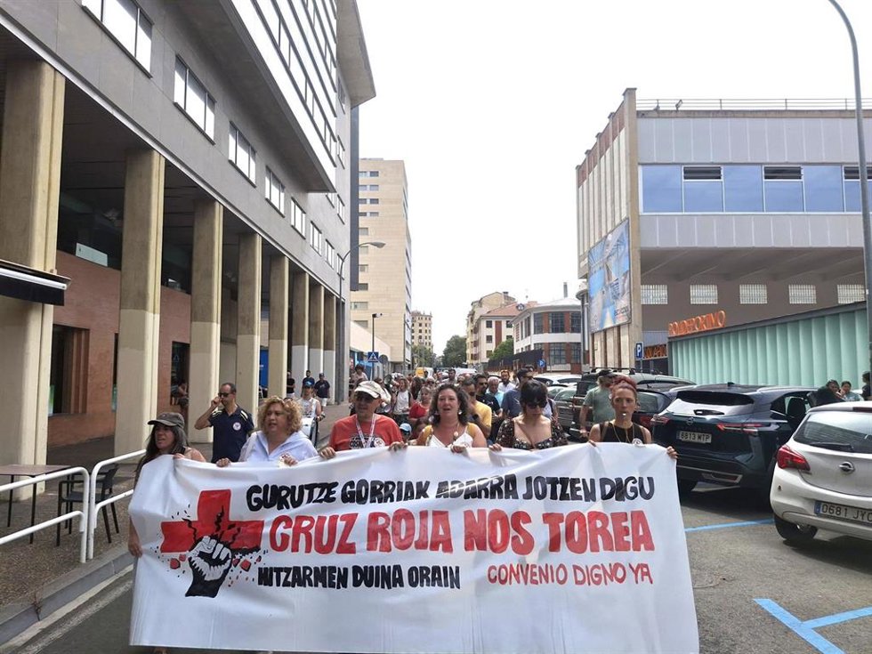 Manifestación de trabajadores de Cruz Roja Navarra para reclamar la negociación de un "convenio digno".