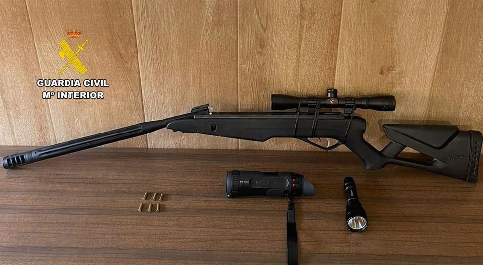 Intervenida una carabina de aire comprimido modificada a arma larga rayada del calibre 22LR, equipada con visor diurno acoplado, así como diversa cartuchería y un monocular térmico.