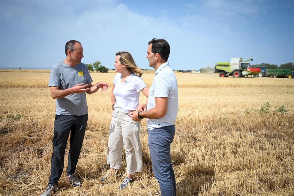 Pilar Alegría este sábado durante su visita a terrenos de cultivo de Peralta de Alcofea.