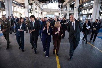 Archivo - El CEO de Indra, José Vicente de los Mozos (d), y la secretaria de Estado de Defensa, Amparo Valcarce (2d), durante el III Encuentro del Ecosistema de la Industria Nacional de Defensa centrado en el Corredor Norte, en la Fábrica de Armas de La V