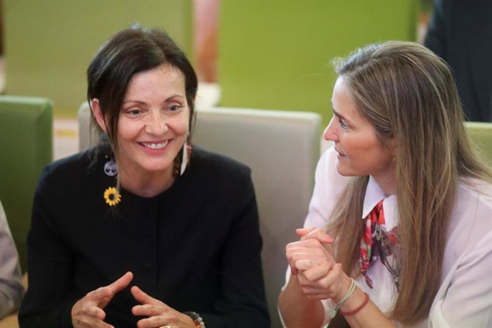 Nevenka Fernández (izquierda), con la vicepresidenta tercera y ministra para la Transición Ecológica y el Reto Demográfico, Sara Aagesen, en La Térmica Cultural de Ponferrada (León).