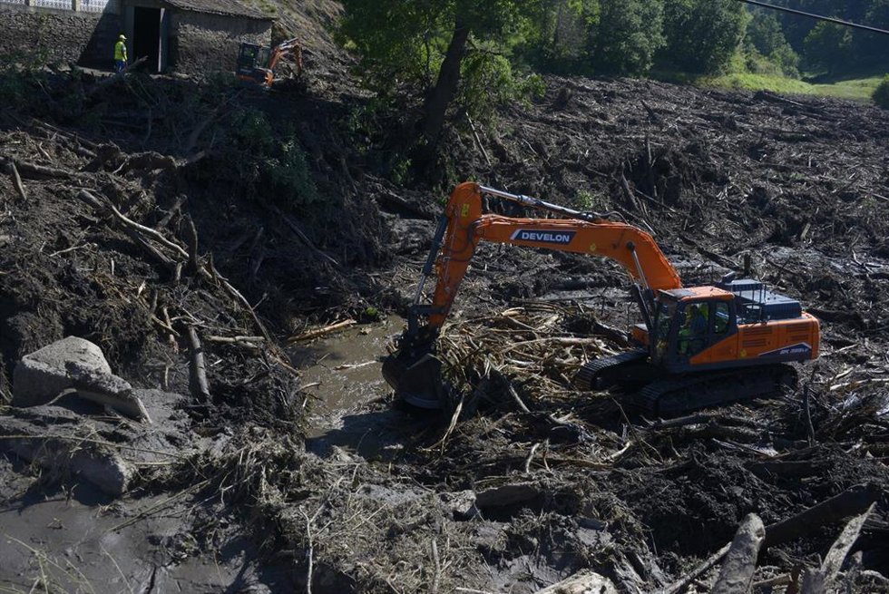 Una excavadora trabaja en las labores de limpieza, a 19 de junio de 2026, en Pradocabalos, Viana do Bolo, Ourense, Galicia (España). Las fuertes tormentas que acontecieron ayer en las provincias de Lugo y Ourense han dejado a las localidades de Viana do B