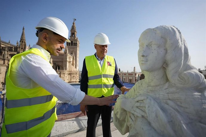 El alcalde de Sevilla, José Luis Sanz, supervisando trabajos de restauración del monumento de la Inmaculada del Triunfo.