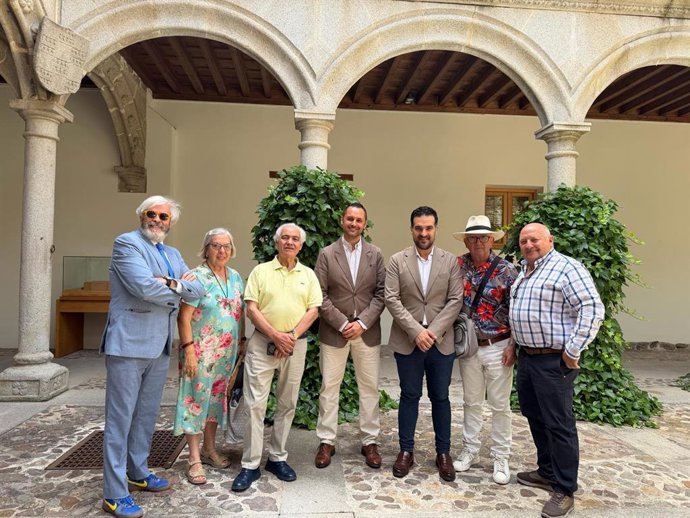 El teniente de alcalde de Presidencia del Ayuntamiento de Ávila, José Ramón Budiño, recibe en el Palacio de los Verdugo a los integrantes del jurado del Certamen de Pintura Rápida.