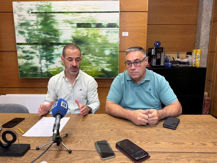 El alcalde de Siero, Ángel García ‘Cepi’, y el concejal de Abastecimiento de Agua y Saneamiento, Parque Móvil, Asociaciones de Vecinos y Centros Socioculturales en el Ámbito Rural, Manuel Pergentino Martínez.