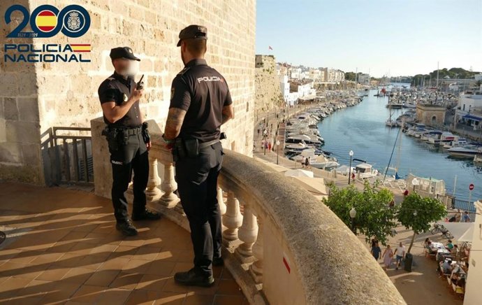 Dos agentes de la Policía Nacional, en Ciutadella.