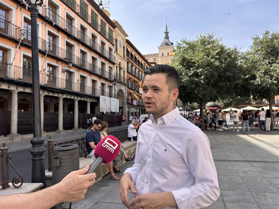 Álvaro Toconar en atención a medios.