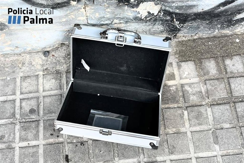 Caja metálica en la que uno de los detenidos guardaba los efectos robados.