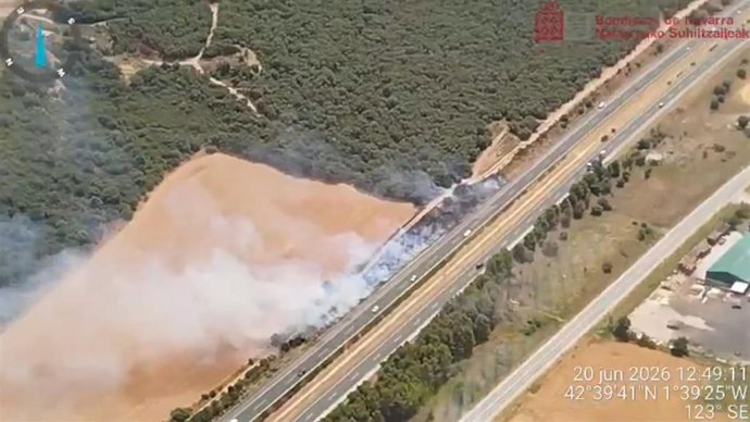 Imagen aérea del incendio junto a la AP-15 en Muruarte de Reta.
