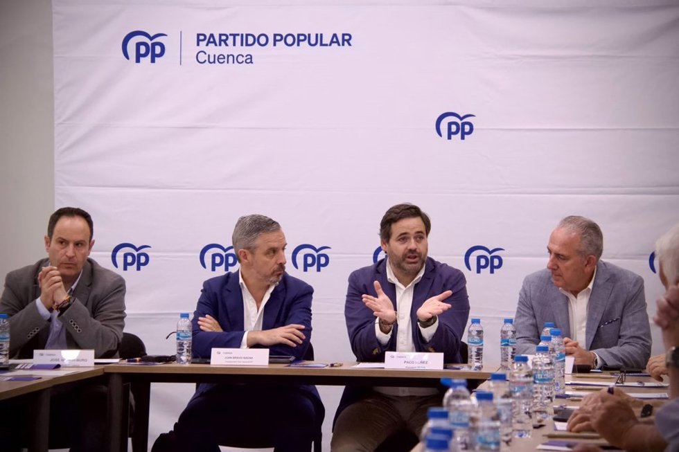 El presidente del PP de Castilla-La Mancha ha atendido a los medios en Tarancón, junto al vicesecretario de Hacienda del PP, Juan Bravo.