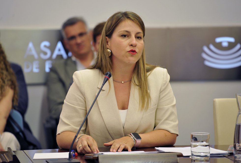 La consejera de Educación y Formación Profesional, Sandra Valencia, durante su comparencencia en la comisión de la Asamblea de Extremadura.