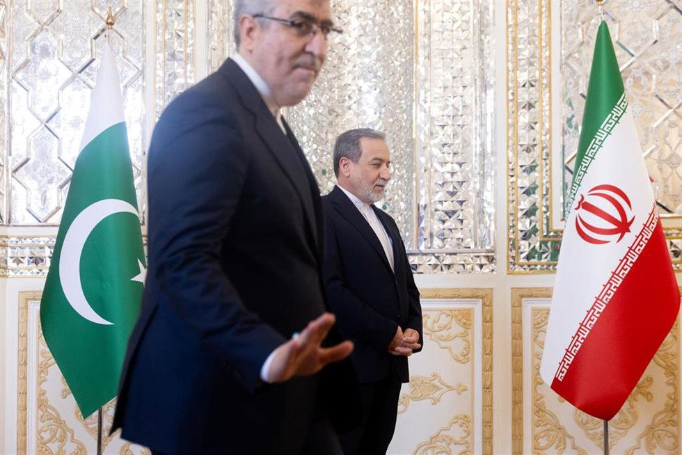 El ministro del Interior de Pakistán, Moshin Naqvi, en primer plano, secundado por el ministro de Exteriores de Irán, Abbas Araqchi 