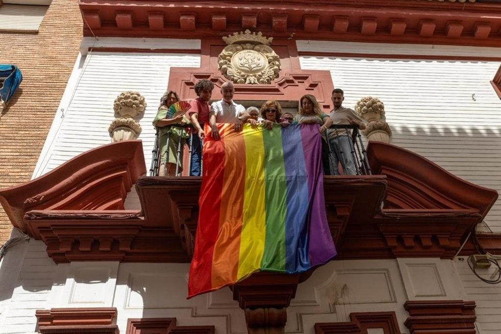 Izado de la bandera y lectura del manifiesto LGTBI en la sede regional del PSOE-A, este sábado en Sevilla