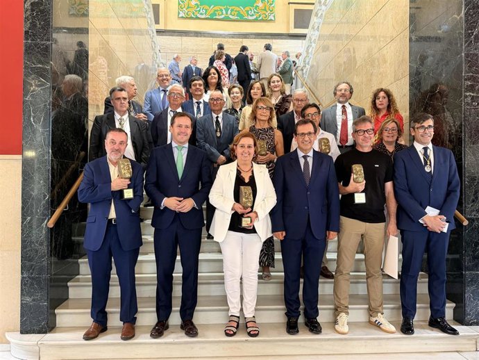 Foto de familia de los premiados por la RABACHT.
