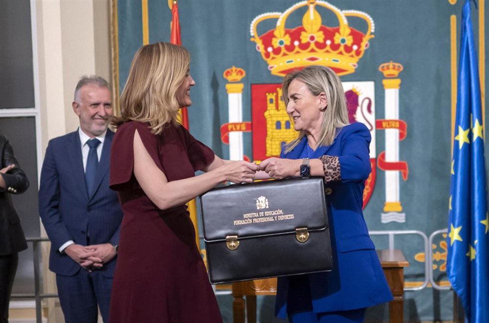 Archivo - La ministra de Educación, Formación Profesional y Deportes, Pilar Alegría (i), entrega la cartera a su sucesora en el cargo, Milagros Tolón (d), en la sede del Ministerio, a 22 de diciembre de 2025, en Madrid (España). 