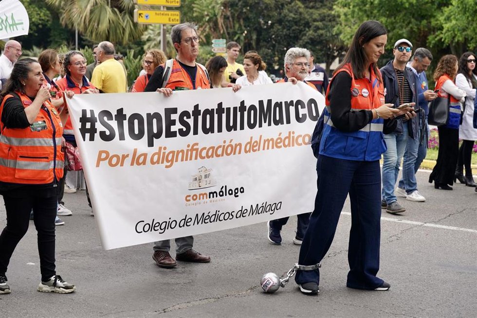 Archivo - Imagen de archivo de una manifestación de médicos en Málaga en abril de 2026.