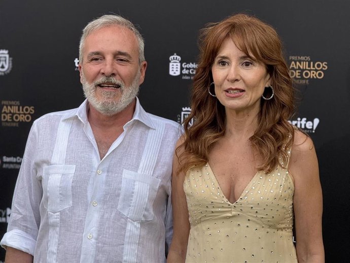Fernando Guillén Cuervo y su pareja, la escritora y guionista Lupe Cartié, en la presentación de los Premios Anillo de Oro 2026