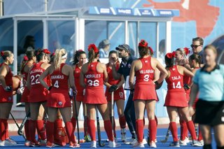 SANTIAGO, CHILE  NOV 04: Charla tecnica de Chile contra Canada durante la definicion de la medalla de bronce de hockey cesped en los Juegos Panamericanos Santiago 2023 el 04 de Noviembre en Santiago, Chile./Technical talk of Chile against Canada during